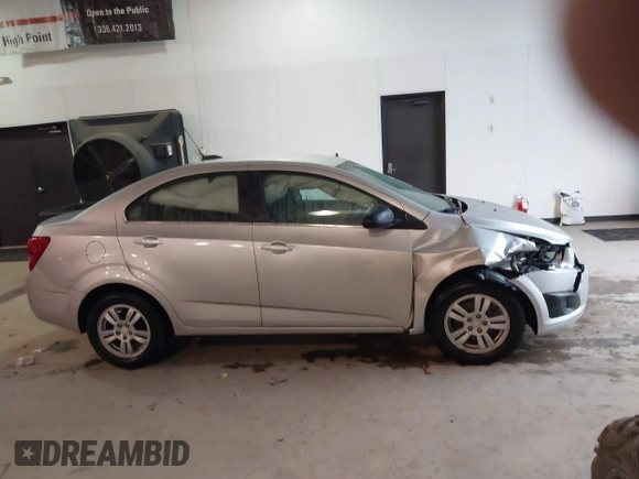 2016 Chevrolet Sonic LT z VIN 1G1JC5SH0G4138189, wystawiony jako IAAI lot #41732801 z przebiegiem 160 903 mil mil oraz . Historia ofert i sprzedaży dostępna na DreamBid. Obrazek 13.