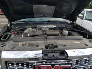 2018 GMC Sierra 3500HD Denali z VIN 1GT42YEY6JF290445, wystawiony jako Copart lot #69260864 z przebiegiem 46 963 mil mil oraz Szkody całkowita. Historia ofert i sprzedaży dostępna na DreamBid. Obrazek 12.