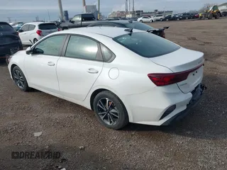 2024 Kia Forte LXS z VIN 3KPF24AD6RE837739, wystawiony jako IAAI lot #41963725 z przebiegiem 14 176 mil mil oraz . Historia ofert i sprzedaży dostępna na DreamBid. Obrazek 3.
