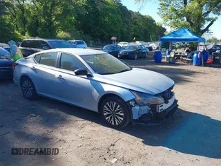 2024 Nissan Altima SV z VIN 1N4BL4DW1RN359417, wystawiony jako IAAI lot #42303579 z przebiegiem 35 512 mil mil oraz . Historia ofert i sprzedaży dostępna na DreamBid. Obrazek 1.
