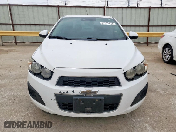 2015 Chevrolet Sonic LT z VIN 1G1JC5SH4F4155477, wystawiony jako Copart lot #57528425 z przebiegiem 141 105 mil mil oraz Czysty tytuł • Clean title. Historia ofert i sprzedaży dostępna na DreamBid. Obrazek 5.