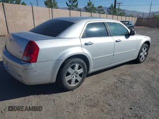 2005 Chrysler 300 z VIN 2C3AK53G25H653389, wystawiony jako IAAI lot #42482526 z przebiegiem 314 939 mil mil oraz . Historia ofert i sprzedaży dostępna na DreamBid. Obrazek 4.