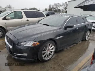 2016 Jaguar XJ R-Sport z VIN SAJWA1C70G8W02383, wystawiony jako Copart lot #43961645 z przebiegiem 43 719 mil mil oraz Szkoda całkowita • Salvage title. Historia ofert i sprzedaży dostępna na DreamBid. Obrazek 1.