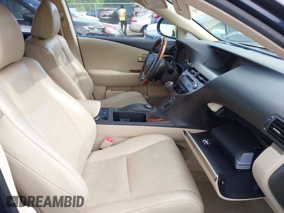 2013 Lexus RX 450h z VIN JTJBC1BA4D2052072, wystawiony jako IAAI lot #42076657 z przebiegiem 138 396 mil mil oraz . Historia ofert i sprzedaży dostępna na DreamBid. Obrazek 5.