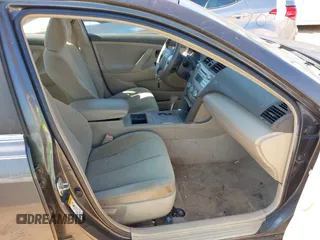 2008 Toyota Camry LE z VIN 4T1BE46K38U241786, wystawiony jako IAAI lot #42522233 z przebiegiem 280 856 mil mil oraz . Historia ofert i sprzedaży dostępna na DreamBid. Obrazek 5.