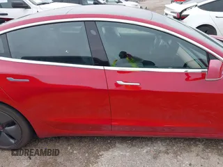 2018 Tesla Model 3 Long Range Battery z VIN 5YJ3E1EB8JF119898, wystawiony jako IAAI lot #42297445 z przebiegiem 29 555 mil mil oraz . Historia ofert i sprzedaży dostępna na DreamBid. Obrazek 13.