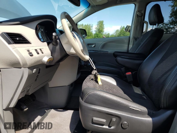 2014 Toyota Sienna SE z VIN 5TDXK3DC1ES457564, wystawiony jako Copart lot #59390205 z przebiegiem 131 090 mil mil oraz Szkoda całkowita • Salvage title. Historia ofert i sprzedaży dostępna na DreamBid. Obrazek 7.