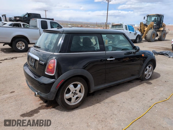 2010 MINI Hardtop z VIN WMWMF3C5XATZ25746, wystawiony jako Copart lot #51662415 z przebiegiem 139 411 mil mil oraz Szkoda całkowita • Salvage title. Historia ofert i sprzedaży dostępna na DreamBid. Obrazek 3.
