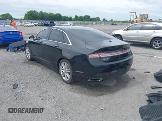 2015 Lincoln MKZ z VIN 3LN6L2JK7FR622029, wystawiony jako IAAI lot #42180170 z przebiegiem 107 732 mil mil oraz . Historia ofert i sprzedaży dostępna na DreamBid. Obrazek 3.