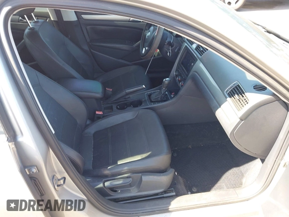 2014 Volkswagen Passat Wolfsburg Edition z VIN 1VWAT7A39EC055174, wystawiony jako IAAI lot #42433368 z przebiegiem 81 321 mil mil oraz . Historia ofert i sprzedaży dostępna na DreamBid. Obrazek 5.