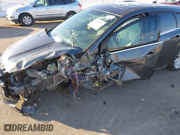 2015 Ford Focus Titanium z VIN 1FADP3N23FL368324, wystawiony jako IAAI lot #41387070 z przebiegiem Nie podano mil oraz . Historia ofert i sprzedaży dostępna na DreamBid. Obrazek 6.