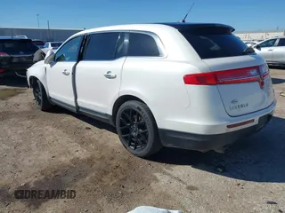 2016 Lincoln MKT EcoBoost z VIN 2LMHJ5AT0GBL00877, wystawiony jako IAAI lot #41722584 z przebiegiem 148 585 mil mil oraz . Historia ofert i sprzedaży dostępna na DreamBid. Obrazek 3.