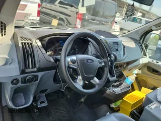 2019 Ford Transit z VIN 1FTYE1YM4KKB70936, wystawiony jako IAAI lot #42525385 z przebiegiem 233 237 mil mil oraz . Historia ofert i sprzedaży dostępna na DreamBid. Obrazek 33.