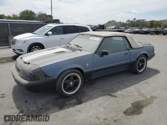 1988 Ford Mustang z VIN 1FABP44A1JF228656, wystawiony jako Copart lot #49451215 z przebiegiem 42 754 mil mil oraz Czysty tytuł • Clean title. Historia ofert i sprzedaży dostępna na DreamBid. Obrazek 1.