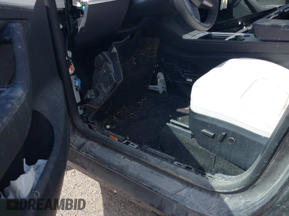 2024 Tesla Model Y Long Range z VIN 7SAYGAEE5RF074699, wystawiony jako IAAI lot #40537868 z przebiegiem Nie podano mil oraz . Historia ofert i sprzedaży dostępna na DreamBid. Obrazek 13.