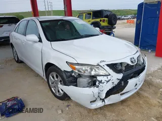2011 Toyota Camry LE z VIN 4T1BF3EK3BU588647, wystawiony jako IAAI lot #42421731 z przebiegiem 117 109 mil mil oraz . Historia ofert i sprzedaży dostępna na DreamBid. Obrazek 1.