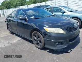 2011 Toyota Camry LE z VIN 4T1BF3EKXBU777165, wystawiony jako IAAI lot #42525690 z przebiegiem 372 329 mil mil oraz . Historia ofert i sprzedaży dostępna na DreamBid. Obrazek 1.