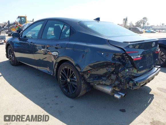 2025 Toyota Camry LE z VIN 4T1DAACK7SU531768, wystawiony jako IAAI lot #42187559 z przebiegiem 26 348 mil mil oraz . Historia ofert i sprzedaży dostępna na DreamBid. Obrazek 3.