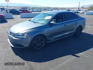 2013 Volkswagen Jetta SE z VIN 3VWDP7AJ0DM253879, wystawiony jako IAAI lot #42224779 z przebiegiem 215 268 mil mil oraz . Historia ofert i sprzedaży dostępna na DreamBid. Obrazek 2.