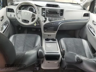 2012 Toyota Sienna SE z VIN 5TDXK3DC2CS199701, wystawiony jako Copart lot #50316225 z przebiegiem 212 383 mil mil oraz Szkoda całkowita • Salvage title. Historia ofert i sprzedaży dostępna na DreamBid. Obrazek 8.