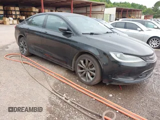 2015 Chrysler 200 S z VIN 1C3CCCBB0FN712383, wystawiony jako IAAI lot #42447795 z przebiegiem 206 716 mil mil oraz . Historia ofert i sprzedaży dostępna na DreamBid. Obrazek 1.