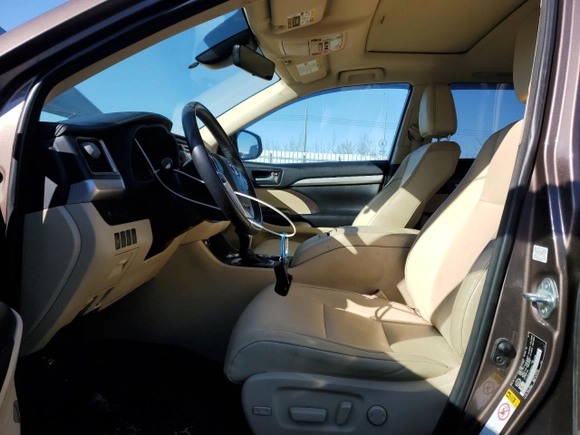 2018 Toyota Highlander SE with VIN 5TDJZRFH3JS865555, listed as a Copart auction lot 47695705 with 156,220 mi miles and Salvage title. Bid and sale history available at DreamBid. Image 7.