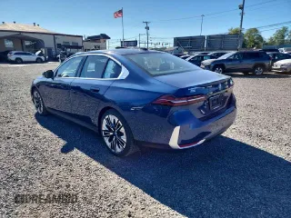 2024 BMW i5 eDrive40 z VIN WBY33FK05RCR56573, wystawiony jako Copart lot #76009714 z przebiegiem 241 mil mil oraz Szkody całkowita. Historia ofert i sprzedaży dostępna na DreamBid. Obrazek 2.