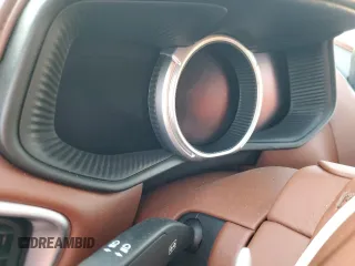 2020 Aston Martin DB11 z VIN SCFRMFCW3LGM08827, wystawiony jako Copart lot #84838664 z przebiegiem Nie podano mil oraz Szkody całkowita. Historia ofert i sprzedaży dostępna na DreamBid. Obrazek 9.