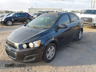 2014 Chevrolet Sonic LT z VIN 1G1JC5SB2E4223141, wystawiony jako IAAI lot #41872526 z przebiegiem 154 026 mil mil oraz . Historia ofert i sprzedaży dostępna na DreamBid. Obrazek 2.