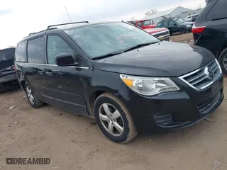 2011 Volkswagen Routan SE with VIN 2V4RW3DG3BR803172, listed as a IAAI auction lot 41995177 with 171,838 mi miles. Bid and sale history available at carsss.com. Image 1.