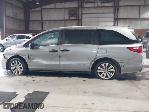 2018 Honda Odyssey LX with VIN 5FNRL6H21JB067863, listed as a IAAI auction lot 40432996 with 224,723 mi miles. Bid and sale history available at carsss.com. Image 14.