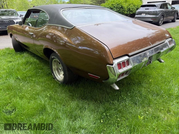 1972 Oldsmobile Cutlass z VIN 3F87H2G149401, wystawiony jako Copart lot #58824075 z przebiegiem 19 878 mil mil oraz Tytuł czysty. Historia ofert i sprzedaży dostępna na DreamBid. Obrazek 3.