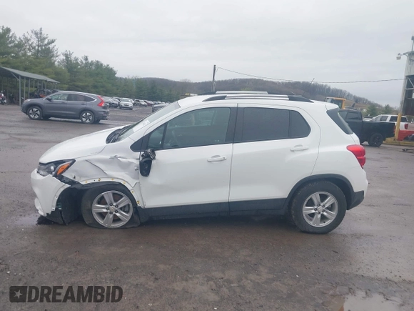 2022 Chevrolet Trax LT with VIN KL7CJPSM8NB563745, listed as a IAAI auction lot 41951023 with 8,445 mi miles. Bid and sale history available at carsss.com. Image 14.