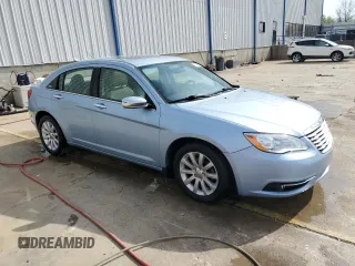 2014 Chrysler 200 Limited z VIN 1C3CCBCG9EN172972, wystawiony jako Copart lot #53242875 z przebiegiem 173 383 mil mil oraz Szkody całkowita. Historia ofert i sprzedaży dostępna na DreamBid. Obrazek 4.