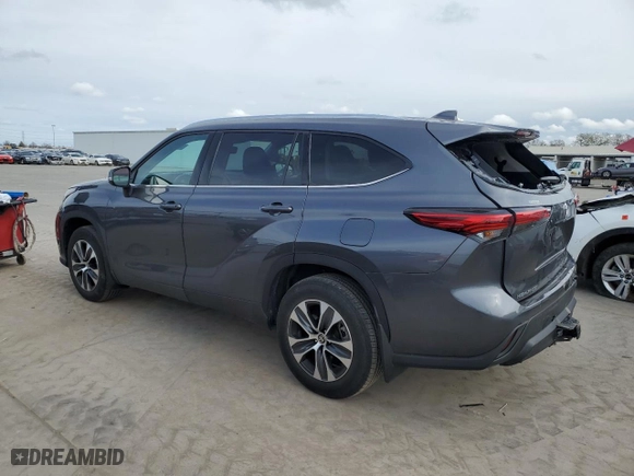 2020 Toyota Highlander XLE with VIN 5TDGZRBH9LS517682, listed as a Copart auction lot 47233105 with 28,205 mi miles and Salvage Title. Bid and sale history available at carsss.com. Image 2.