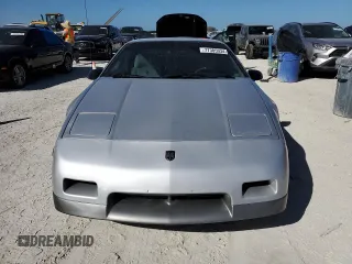 1986 Pontiac Fiero z VIN 1G2PG9799GP261135, wystawiony jako Copart lot #77305934 z przebiegiem 53 837 mil mil oraz Szkody całkowita. Historia ofert i sprzedaży dostępna na DreamBid. Obrazek 5.