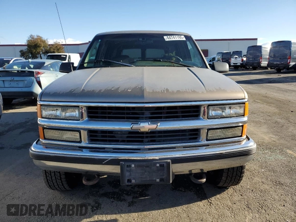 1996 Chevrolet Suburban z VIN 3GNGK26JXTG107228, wystawiony jako Copart lot #44741195 z przebiegiem 172 053 mil mil oraz Czysty tytuł • Clean title. Historia ofert i sprzedaży dostępna na DreamBid. Obrazek 5.