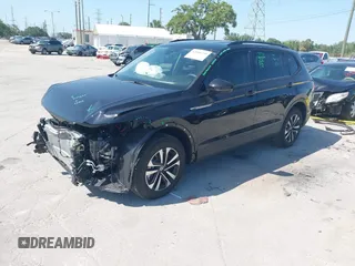 2024 Volkswagen Tiguan S z VIN 3VVRB7AX4RM226494, wystawiony jako IAAI lot #42000799 z przebiegiem 946 mil mil oraz . Historia ofert i sprzedaży dostępna na DreamBid. Obrazek 2.