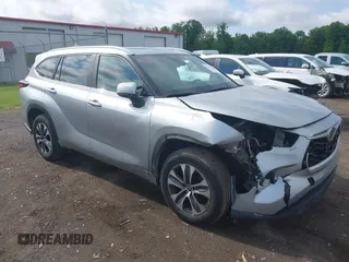 2024 Toyota Highlander LE z VIN 5TDKDRAH9RS050136, wystawiony jako IAAI lot #42427558 z przebiegiem 38 481 mil mil oraz . Historia ofert i sprzedaży dostępna na DreamBid. Obrazek 1.