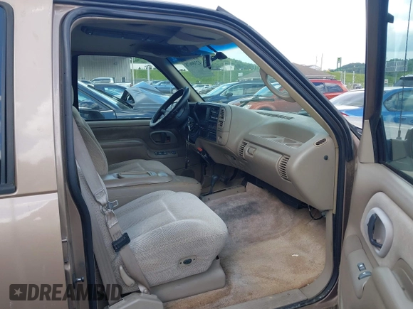 1996 Chevrolet Suburban z VIN 1GNFK16R9TJ326563, wystawiony jako IAAI lot #42300678 z przebiegiem 211 224 mil mil oraz . Historia ofert i sprzedaży dostępna na DreamBid. Obrazek 5.