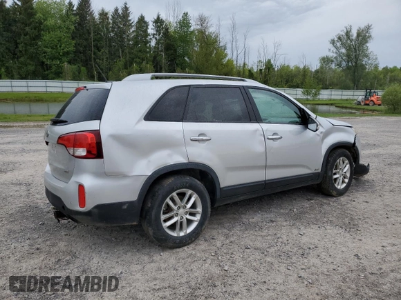 2014 Kia Sorento LX z VIN 5XYKTCA65EG488917, wystawiony jako Copart lot #57613445 z przebiegiem 180 621 mil mil oraz Szkoda całkowita • Salvage title. Historia ofert i sprzedaży dostępna na DreamBid. Obrazek 3.