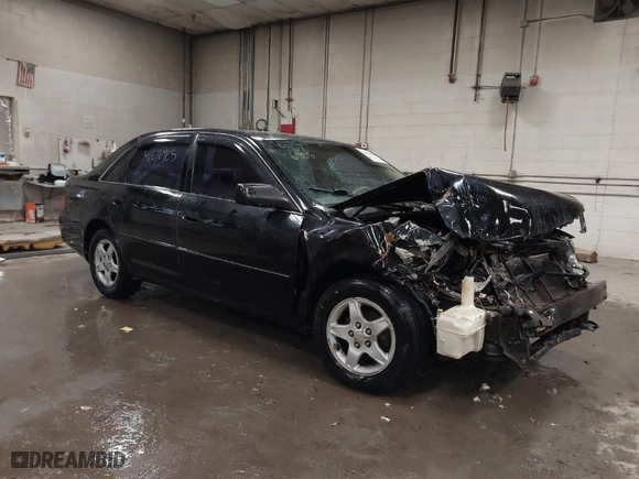 2000 Toyota Avalon XL with VIN 4T1BF28BXYU038098, listed as a IAAI auction lot 41676925 with 228,819 mi miles. Bid and sale history available at carsss.com. Image 1.