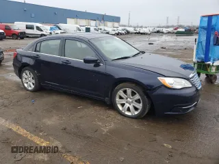2014 Chrysler 200 Touring z VIN 1C3CCBBB1EN118975, wystawiony jako Copart lot #87133664 z przebiegiem 140 265 mil mil oraz Tytuł czysty. Historia ofert i sprzedaży dostępna na DreamBid. Obrazek 4.