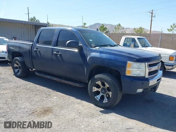 2011 Chevrolet Silverado 1500 LT with VIN 1GCPKSE34BF135232, listed as a IAAI auction lot 41985738 with 260,073 mi miles. Bid and sale history available at carsss.com. Image 1.