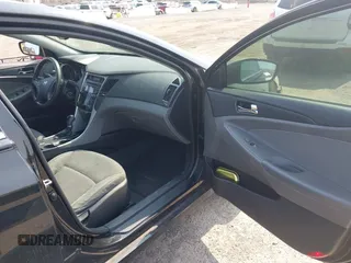 2013 Hyundai Sonata GLS z VIN 5NPEB4AC3DH590686, wystawiony jako IAAI lot #42361510 z przebiegiem 121 719 mil mil oraz . Historia ofert i sprzedaży dostępna na DreamBid. Obrazek 5.
