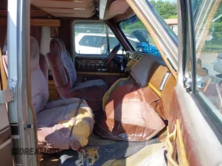 1988 Chevrolet Chevy Van z VIN 1GBEG25K8J7123095, wystawiony jako IAAI lot #42355125 z przebiegiem 92 496 mil mil oraz . Historia ofert i sprzedaży dostępna na DreamBid. Obrazek 5.