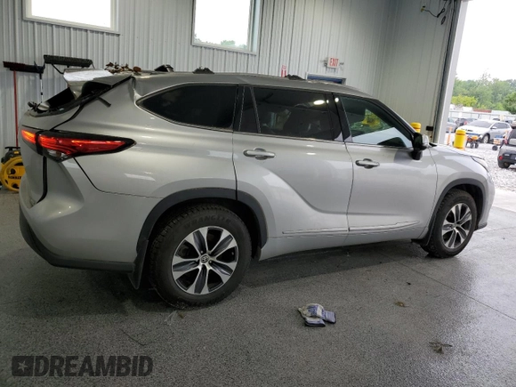 2022 Toyota Highlander XLE with VIN 5TDGZRBH4NS560801, listed as a Copart auction lot 63817915 with 64,557 mi miles and Salvage title. Bid and sale history available at DreamBid. Image 3.