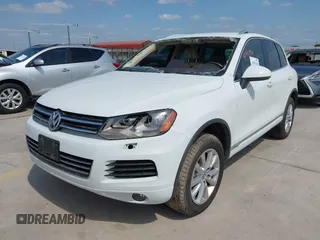 2014 Volkswagen Touareg Sport z VIN WVGEF9BP8ED013755, wystawiony jako IAAI lot #41991936 z przebiegiem 126 912 mil mil oraz . Historia ofert i sprzedaży dostępna na DreamBid. Obrazek 2.