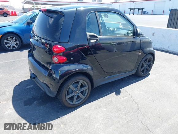 2015 Smart fortwo Passion z VIN WMEEJ3BA0FK812651, wystawiony jako IAAI lot #42063112 z przebiegiem 25 270 mil mil oraz . Historia ofert i sprzedaży dostępna na DreamBid. Obrazek 4.