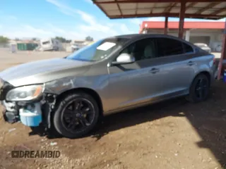 2015 Volvo S60 T5 Drive-E Premier z VIN YV140MFB3F1311727, wystawiony jako IAAI lot #41657590 z przebiegiem 117 794 mil mil oraz . Historia ofert i sprzedaży dostępna na DreamBid. Obrazek 18.